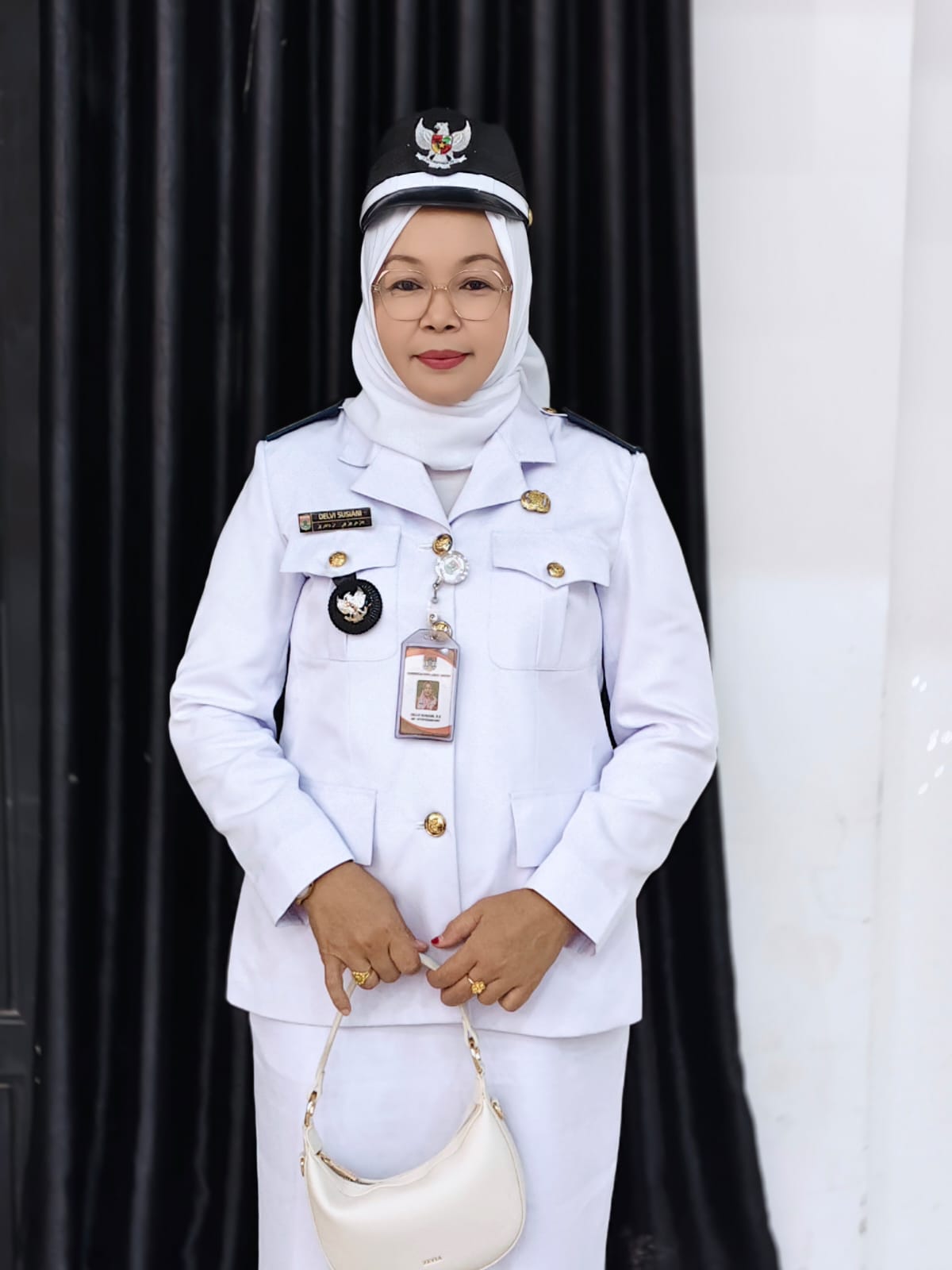 Foto Lurah Delvi Susiani
